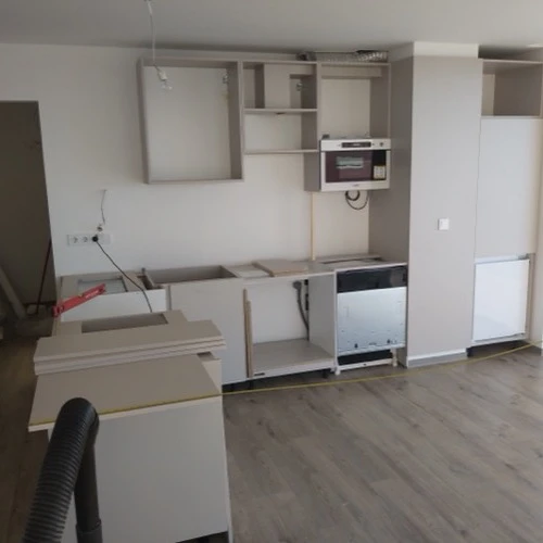 Készülőben lévő konyhabútor